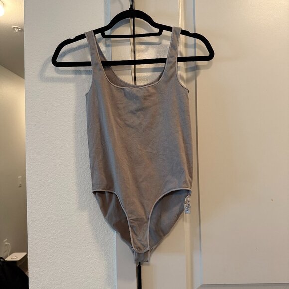 ESSENTIAL‎ SCOOP NECK BODYSUIT | SMOKE - Picture 2 of 5